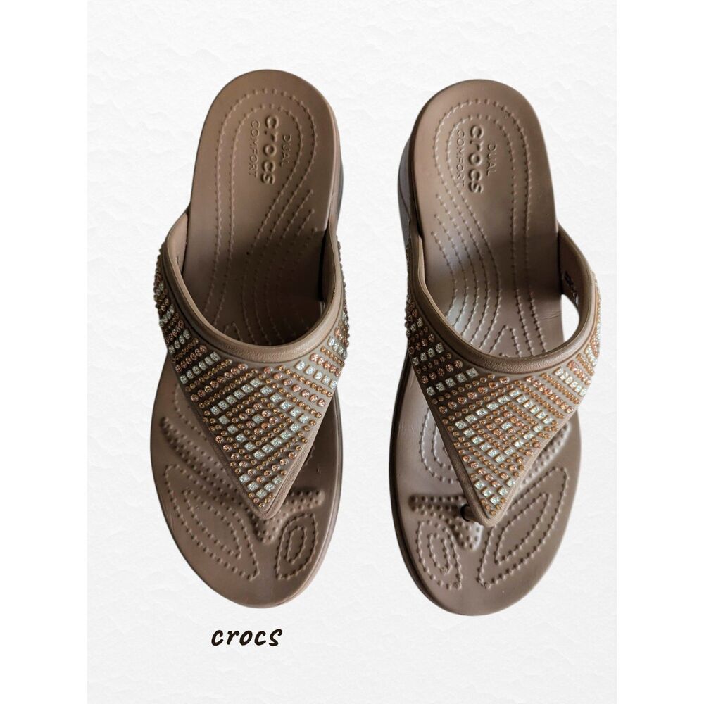 Crocs bronze Monterey dual comfort embellished wedge thong sandal Sz 9